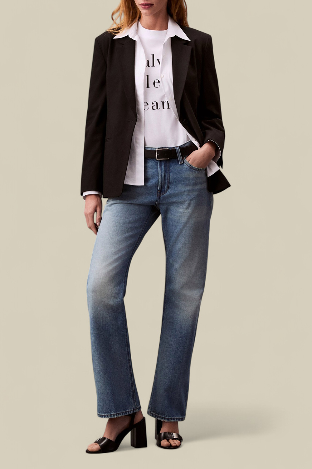 תמונת כל הלוק של מכנסי ג'ינס בגזרה משוחררת